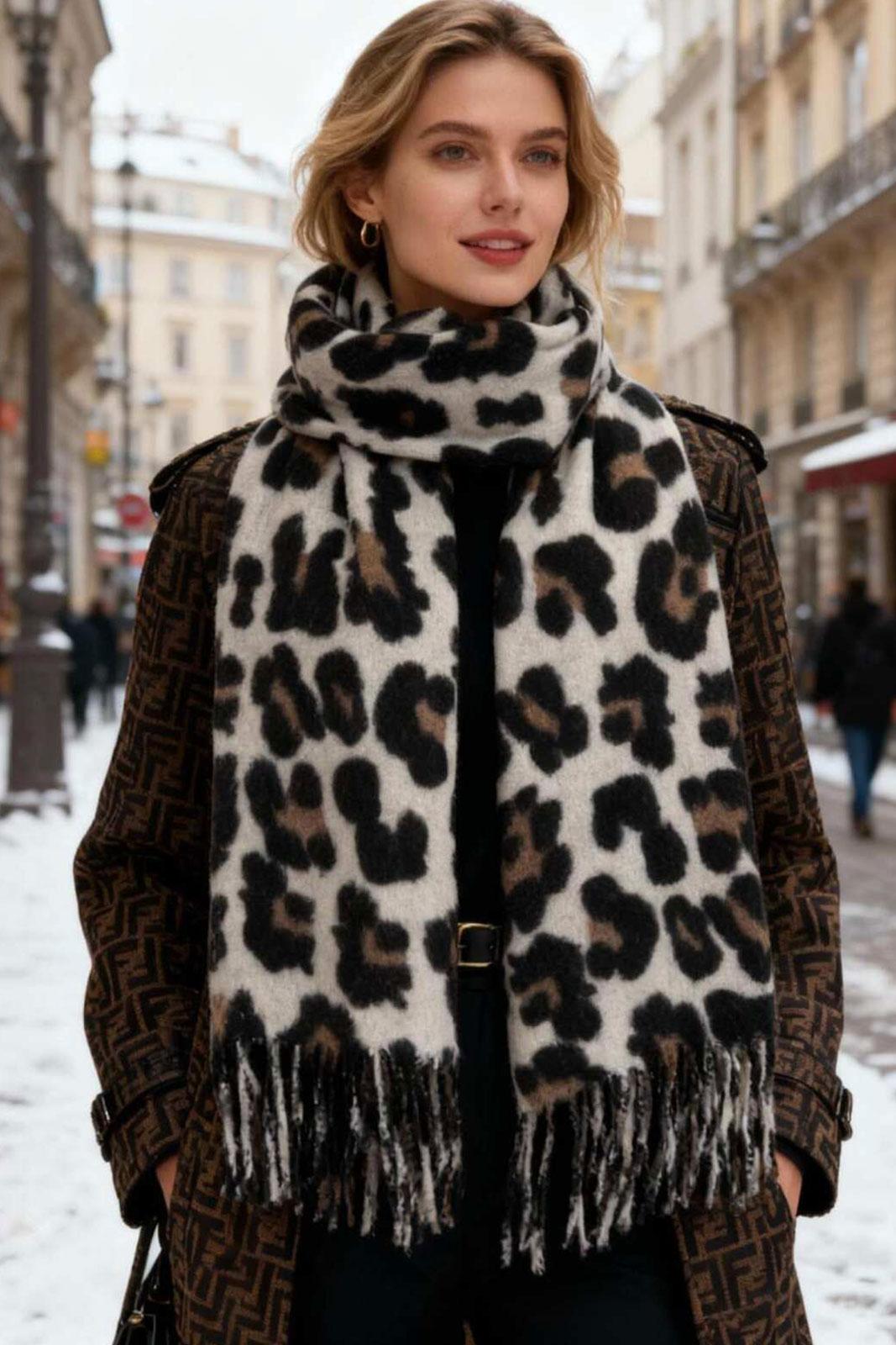 Шал леопардово в бяло с вълна и вискоза Leopard White