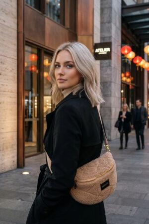 Пухкава чанта тип банан в карамелен цвят Caramel Teddy
